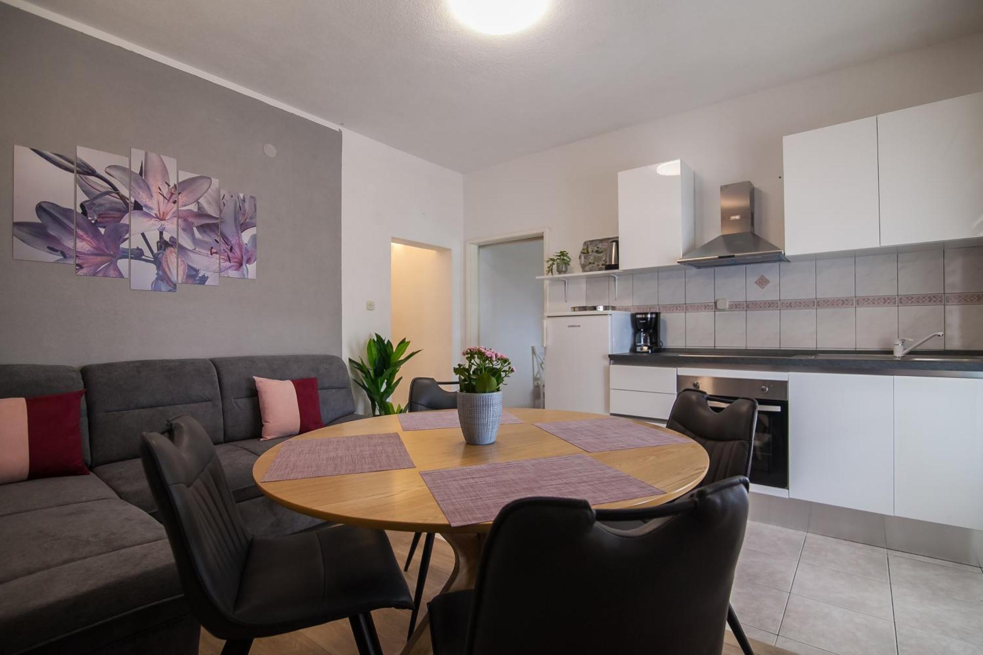 Apartments Paula Bol Bagian luar foto