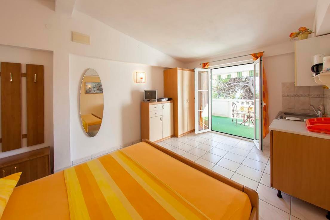 Apartments Paula Bol Bagian luar foto