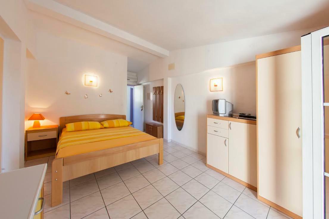 Apartments Paula Bol Bagian luar foto